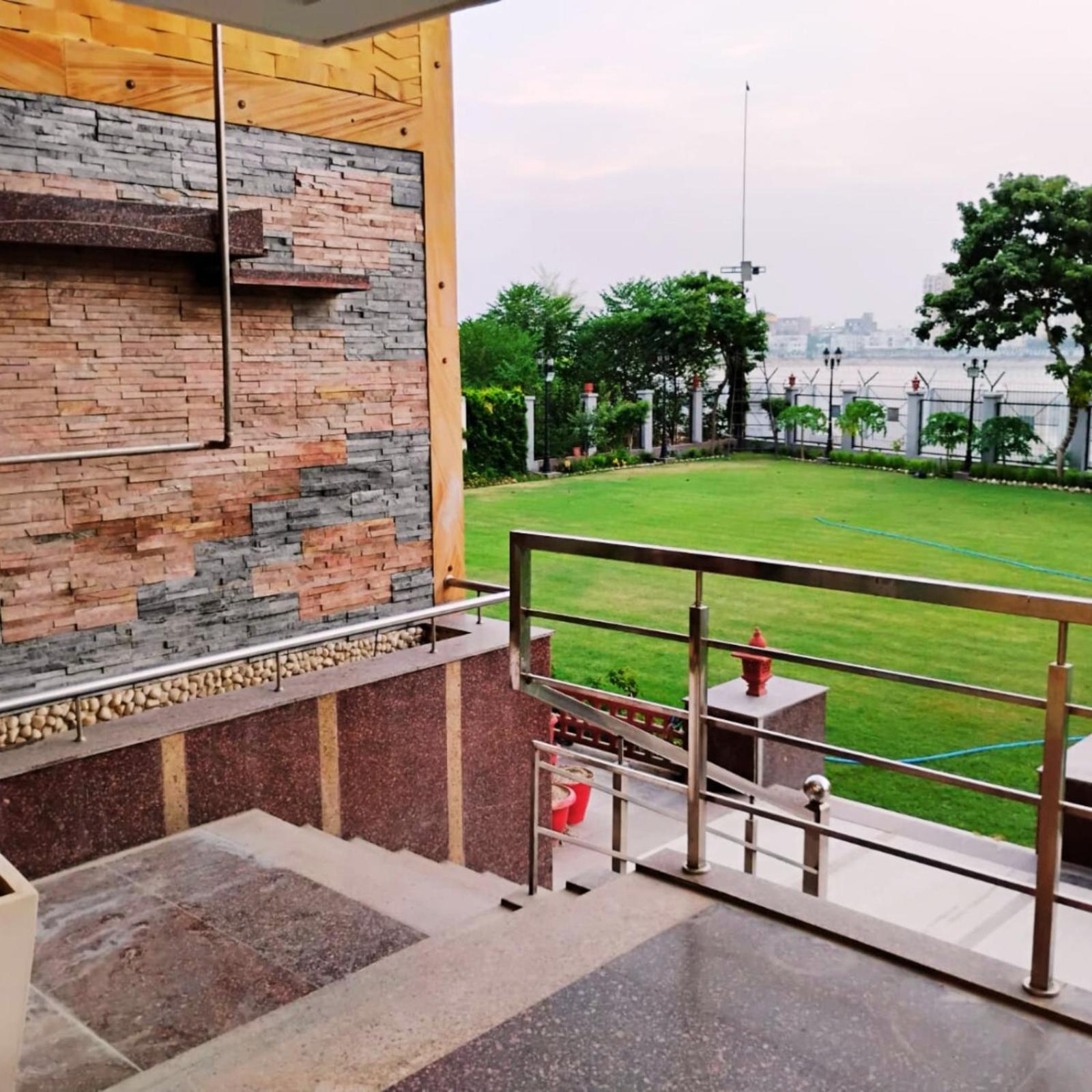 Hotel Lake View Grand Лакхнау Экстерьер фото