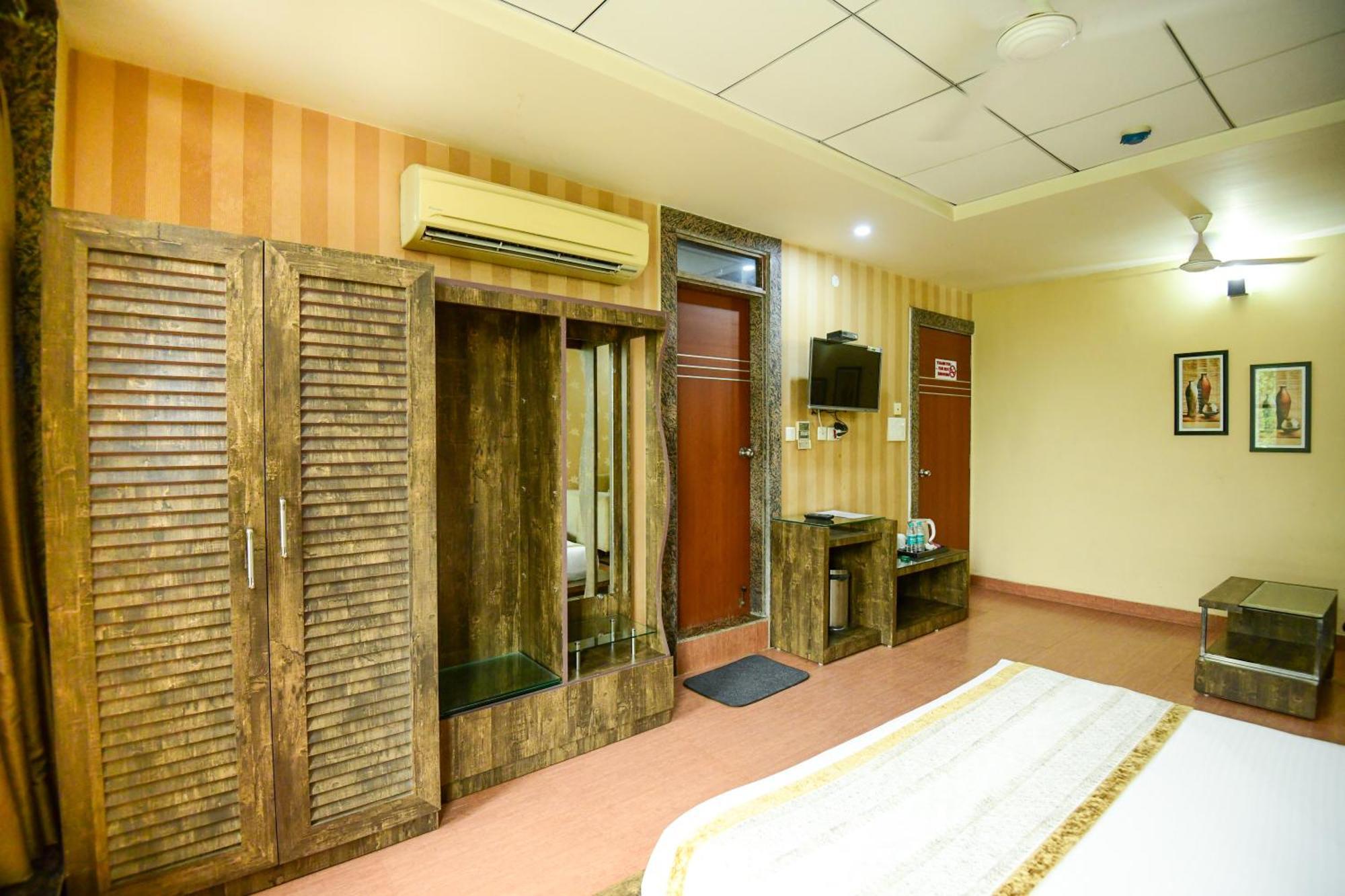 Hotel Lake View Grand Лакхнау Экстерьер фото