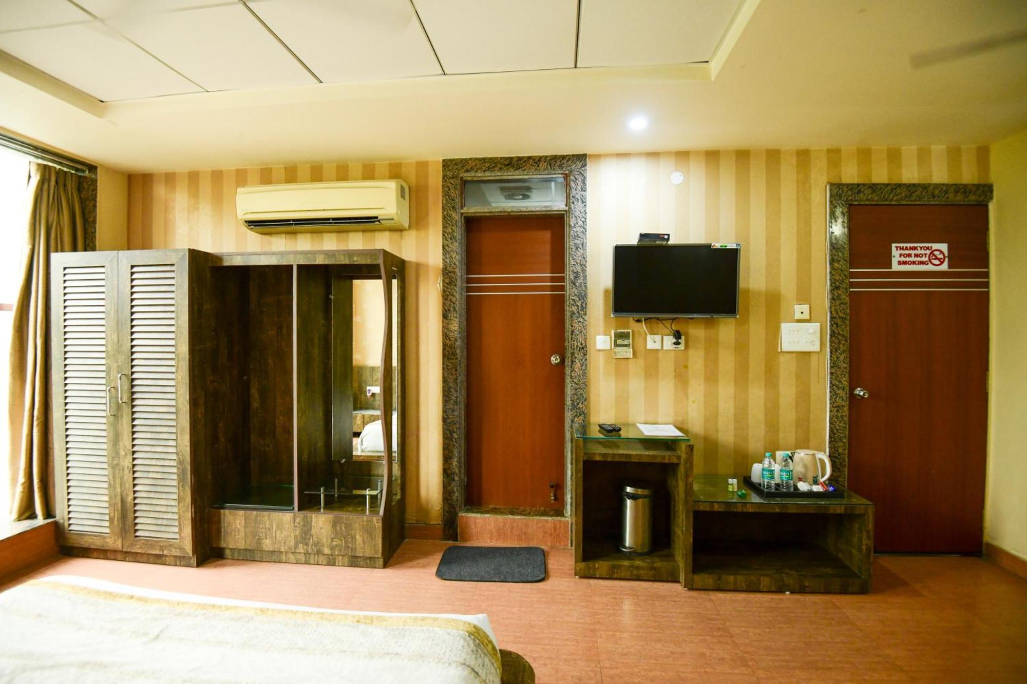 Hotel Lake View Grand Лакхнау Экстерьер фото